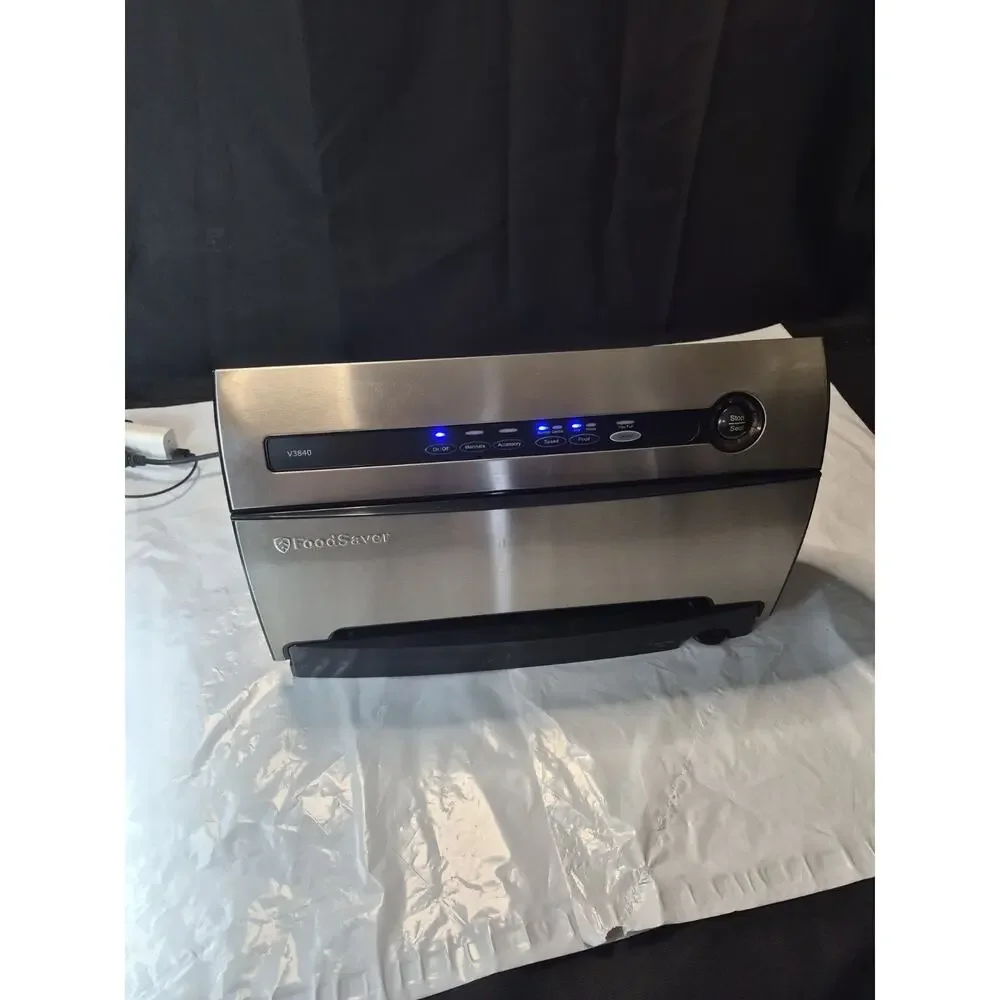 FoodSaver V3840 Vacuum Sealer w Bags Stainless, Clean And Ready Works Perfect..